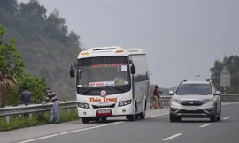 “Nhộn nhịp” bắt khách trên cao tốc Nội Bài - Lào Cai