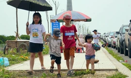 Du khách cuốc bộ đến phà Gót do quá tải, ùn tắc dịp Giỗ tổ Hùng Vương.