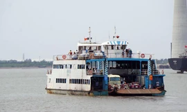 Một chuyến phà Gót chở khách ra thị trấn Cát Bà.