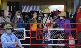 Bến phà quá tải, du khách xếp hàng từ sáng đến trưa rời Cát Bà