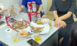 Hình ảnh cán bộ, nhân viên Trung tâm Y tế quận Hồng Bàng (Hải Phòng) nhậu bia mực trong giờ làm việc. Ảnh: Cắt từ clip