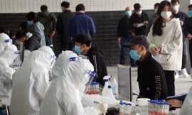 Ngành y tế Hải Dương lấy mẫu xét nghiệm của người dân.