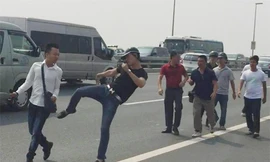 Phóng viên Quang Thế bị hành hung khi đang tác nghiệp.