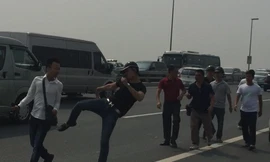 Phóng viên Quang Thế (áo trắng) vẫn bị hành hung khi tác nghiệp