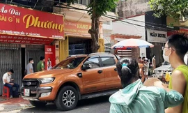 Cơ quan điều tra khám xét nơi hung thủ gây án.