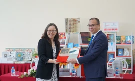 Đại sứ quán Ba Lan tặng gần 400 cuốn sách cho sinh viên Đại học Hàng hải Việt Nam