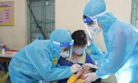 Lực lượng y tế lấy mẫu xét nghiệm cho người dân huyện Tiên Lãng. Ảnh: Đàm Thanh