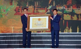 Ông Nguyễn Văn Tùng - Chủ tịch UBND thành phố đại diện nhận bằng xếp hạng di tích lịch sử quốc gia Khu di tích Bạch Đằng Giang. 
