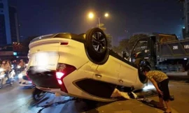 'Xế hộp' lật nhào, pháo sáng quá khích trong 'bão đêm' Hà Nội