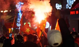 CĐV đốt pháo trên phố tối 10/12 trên địa bàn quận Hoàn Kiếm.