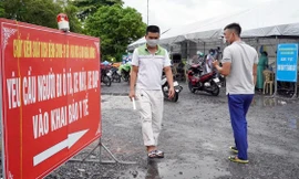 Cận cảnh xét nghiệm nhanh SARS-CoV-2 cho người dân tại cửa ngõ TP Hải Phòng