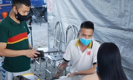 Lực lượng y tế TP Hải Phòng xét nghiệm cho tài xế ngoại tỉnh. Ảnh: Tư liệu