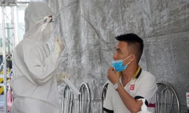 Lực lượng y tế Hải Phòng xét nghiệm người ngoại tỉnh vào thành phố. 