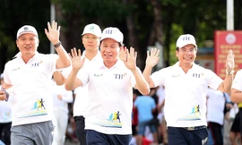 Ông Lê Tiến Châu (giữa ảnh) tham gia ngày chạy cùng học sinh sinh viên tại Hải Phòng.