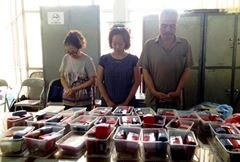 Hoàng Lệ Hằng (ở giữa) tại cơ quan điều tra.