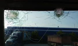 Nhiều tài xế lái xe trên QL5 phản ánh bị ném đá vỡ kính chắn gió.