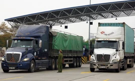 Các phương tiện chở hàng hóa vẫn được qua chốt tại cao tốc Hà Nội - Hải Phòng giao với QL10 để ra cảng sau khi khi đảm bảo yêu cầu phòng chống dịch.