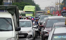 Người dân ùn ùn về quê ngày 30/4, nhiều tuyến phố Hà Nội tê liệt