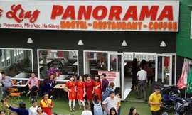 Hàng ngàn du khách 'check in' ở Panorama Mã Pì Lèng giữa lúc đình chỉ hoạt động