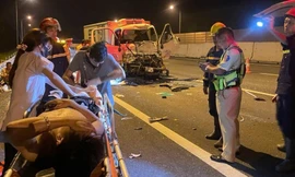 Tài xế kẹt trong cabin sau va chạm trên cao tốc Hà Nội - Hải Phòng