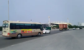 Xe 'hổ vồ', ô tô khách phớt lờ lệnh cấm, đi vào đường đua F1