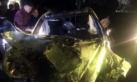 Mercedes lao xuống kênh, nam tài xế tử vong