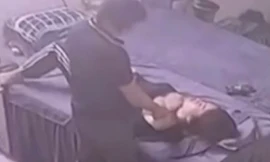 Cảnh sát giải cứu nữ chủ quán spa bị gã trai dùng dao kề cổ vì mâu thuẫn tình cảm