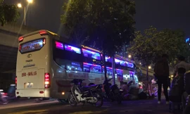 Tin mới vụ 'bến dù' đón khách dưới lòng đường Hà Nội