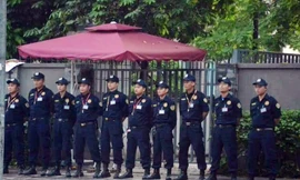 Nhiều vệ sỹ trước cổng phụ trường Gateway sáng 11/9. Ảnh: N.T 