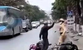 Tạm giữ người đàn ông hành hung cảnh sát khi bị dừng xe kiểm tra