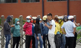 Hàng trăm công nhân vây trụ sở công ty vì Giám đốc 'biệt tích'