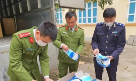 Lực lượng chức năng kiểm tra lô khẩu trang.