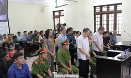 Các bị cáo và người liên quan tại tòa sáng 14/10. 