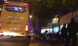Cận cảnh “bến dù” đón khách dưới lòng đường