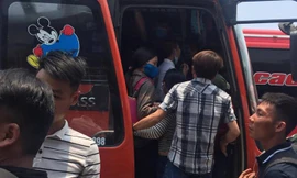 Nhồi nhét trên xe khách rời Hà Nội về quê nghỉ lễ 30/4