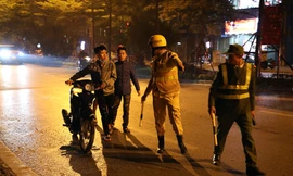 Lợi dụng cổ vũ vi phạm, nhiều thanh niên bị cảnh sát Hà Nội xử lý