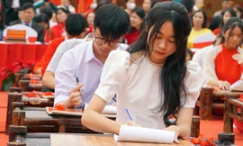 Thầy và trò ở Hải Phòng thi viết thư pháp tại Đền trạng Lê Ích Mộc 