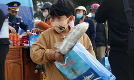 Người dân trên huyện đảo Bạch Long Vỹ đi chợ 0 đồng sắm Tết sớm