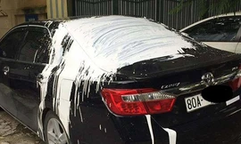 Chiếc Camry biển kiểm soát 80A bị đổ sơn trắng.