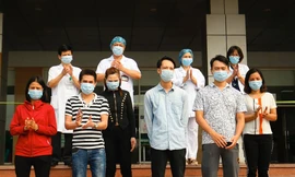 6 ca dương tính COVID-19 được xuất viện chiều 22/4.