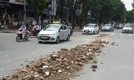 Vật liệu xây dựng do xe tải đổ giữa đường Hoàng Quốc Việt trưa 25/9.