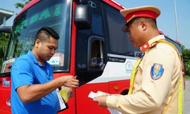 CSGT kiểm soát phương tiện trên cao tốc Nội Bài - Lào Cai.