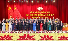 Ban Chấp hành Đảng bộ tỉnh Quảng Ninh khóa XV, nhiệm kỳ 2020-2025 ra mắt Đại hội.