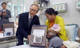 Cựu Tổng thống Hàn Quốc thăm, tặng quà bệnh nhi Thái Bình
