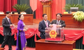 Các đại tham gia biểu bỏ phiếu trong Kỳ họp thứ 15 HĐND thành phố Hải Phòng.