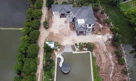 Biệt thự cao tầng đang xây dựng trái phép trên đất nông trường Quý Cao.