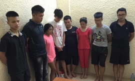 Nhóm thanh niên cổ vũ đua xe tại cơ quan công an.