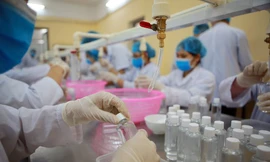 Cận cảnh xưởng chế cồn rửa tay hỗ trợ người dân Sơn Lôi - Vĩnh Phúc