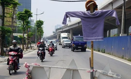 Xử lý hàng loạt nắp cống 'bẫy xe' trên đường Phạm Văn Đồng