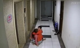 Camera ghi lại cảnh được cho là người chồng đưa vợ đi cấp cứu. Ảnh: Từ cắt từ clip